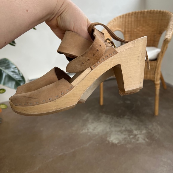 Bryr Tan Platform Sandals - Picture 4 of 4